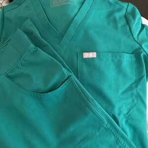 Figs Hunter Green Set - One Pocket Top, Kade Cargo Pant